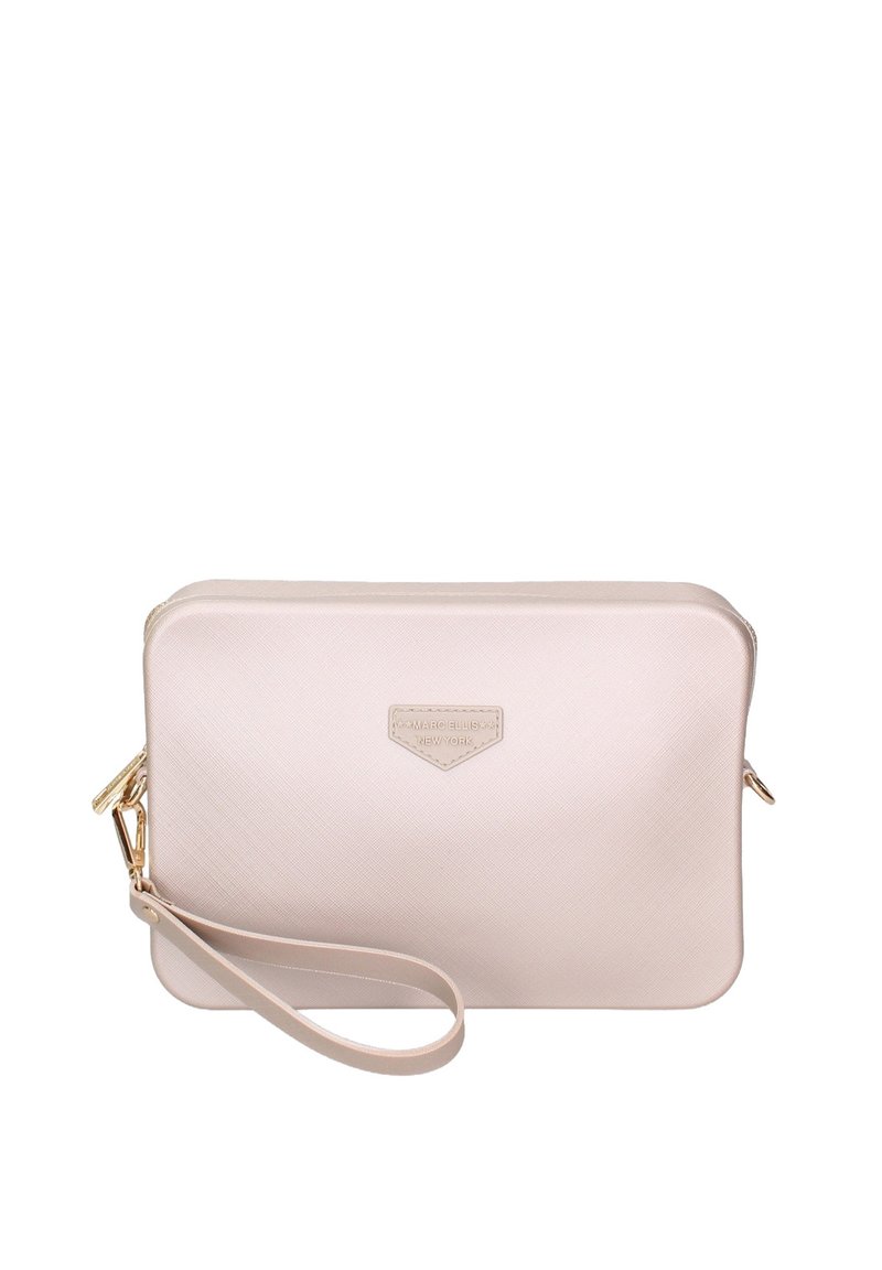Clutch rosa chiaro con una zip dorata, caratterizzato da un'etichetta decorativa con logo. È dotato di un cinturino da polso per una maggiore comodità nel trasporto.
