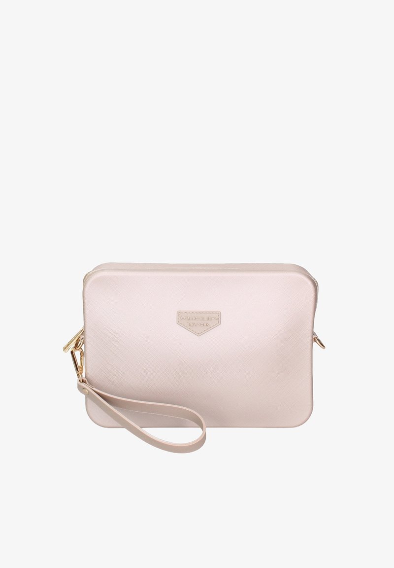 Clutch rosa chiaro con una zip dorata, caratterizzato da un'etichetta decorativa con logo. È dotato di un cinturino da polso per una maggiore comodità nel trasporto.