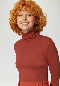 QS MIT ROLLKRAGEN - Langarmshirt - rostrot
