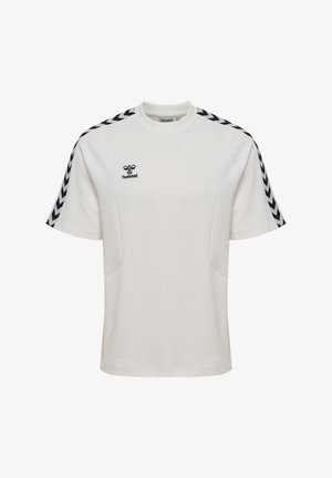 Biała sportowa koszulka z krótkim rękawem z czarnymi paskami w kształcie litery V na ramionach i małym czarnym logo hummel na lewej piersi.