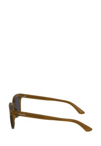 Ochelari de soare din plastic maro, cu o formă rectangulară, lentile gri și logo pe braț. Brațele subțiri se îngustează spre capete.