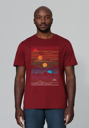 Bordeaux kortefsleev t-shirt met een kleurrafisch ontwerp van zon- en berglijnen in verschillende kleuren, tegen een effen achtergrond.