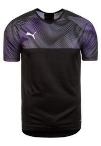 Svart sportströja med korta ärmar, med ett lila vågmönster i den övre delen och en vit Puma-logotyp på bröstet.