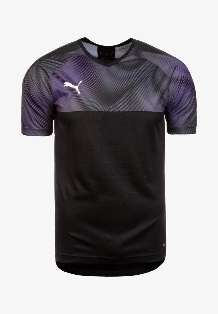 Černý sportovní dres s krátkým rukávem, který má fialový vlnitý vzor v horní části a bílé logo Puma na hrudi.