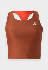 Top deportivo marrón recortado con interior naranja, con espalda recortada y un pequeño logotipo triangular blanco en el frente.