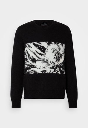 Sort sweater med et hvidt, abstrakt zebra-mønster over brystet. Lavet af blødt materiale med ribbestrikkede manchetter og rund halsudskæring.