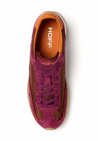 Zapatillas en tonos marrón y burdeos con texturas de ante y cuero, puntera redonda, diseño de cordones y una plantilla naranja con el logotipo "HOFF".