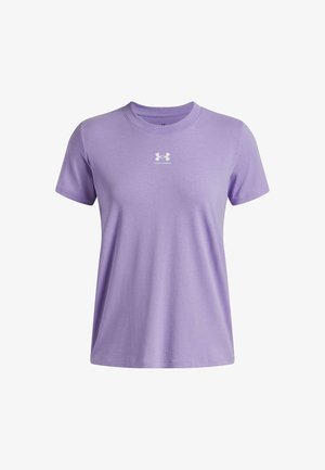 Alyvinė medvilninė marškinėliai trumpomis rankovėmis, apvaliu kaklu ir balta logotipu ant krūtinės. Minkšta tekstūra ir laisvas kirpimas.