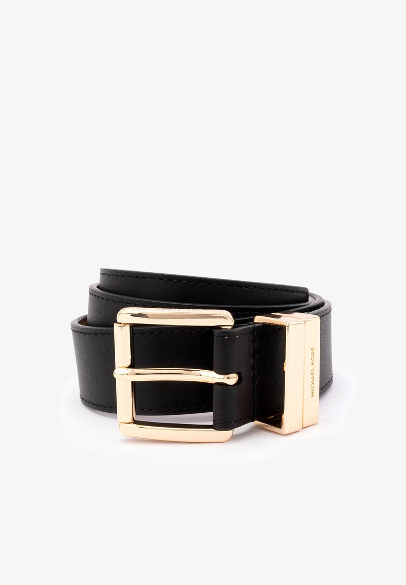 Ceinture en cuir noir avec une boucle à double ardillon en ton doré et des garnitures rectangulaires. Présente une texture lisse et des détails de surpiqûre subtils.