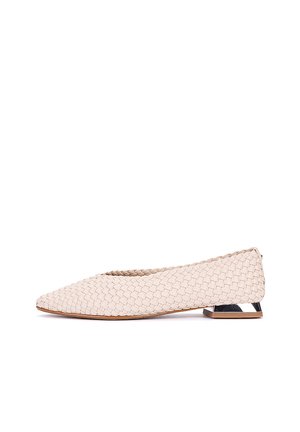 Zapato plano beige tejido con puntera puntiaguda y tacón corto metálico tipo bloque sobre fondo blanco.