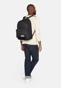 Eastpak OUT OF OFFICE - Zaino - graded black