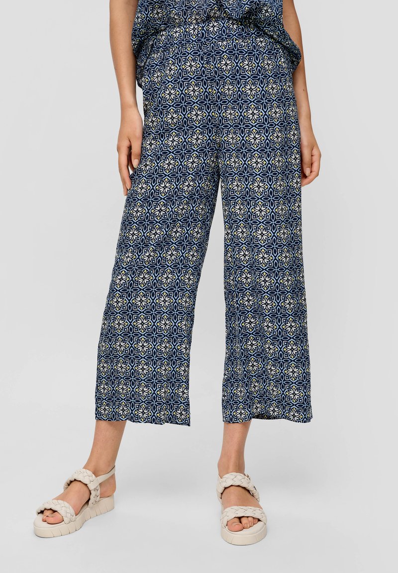 Patronen navy cropped broek met een geometrisch ontwerp in crème. Gemaakt van lichte stof, met een elastische tailleband en zijzakken.