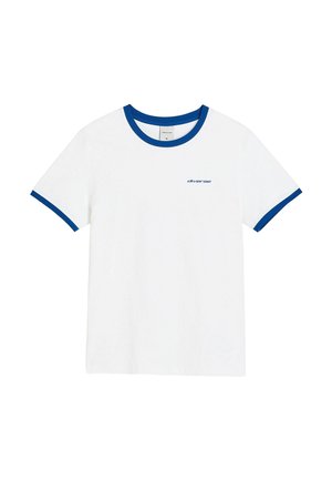Biały t-shirt z krótkim rękawem, z niebieskim obszyciem na kołnierzu i rękawach, z małym niebieskim logo „diverse” na lewej piersi.