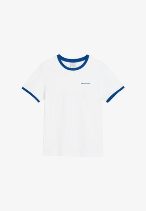 Biały t-shirt z krótkim rękawem, z niebieskim obszyciem na kołnierzu i rękawach, z małym niebieskim logo „diverse” na lewej piersi.