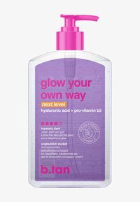 Genomskinlig pumpflaska med b.tan "Glow Your Own Way" genomskinlig självbruningsgel med hyaluronsyra, pro-vitamin B5 och vegansk formel på etiketten.