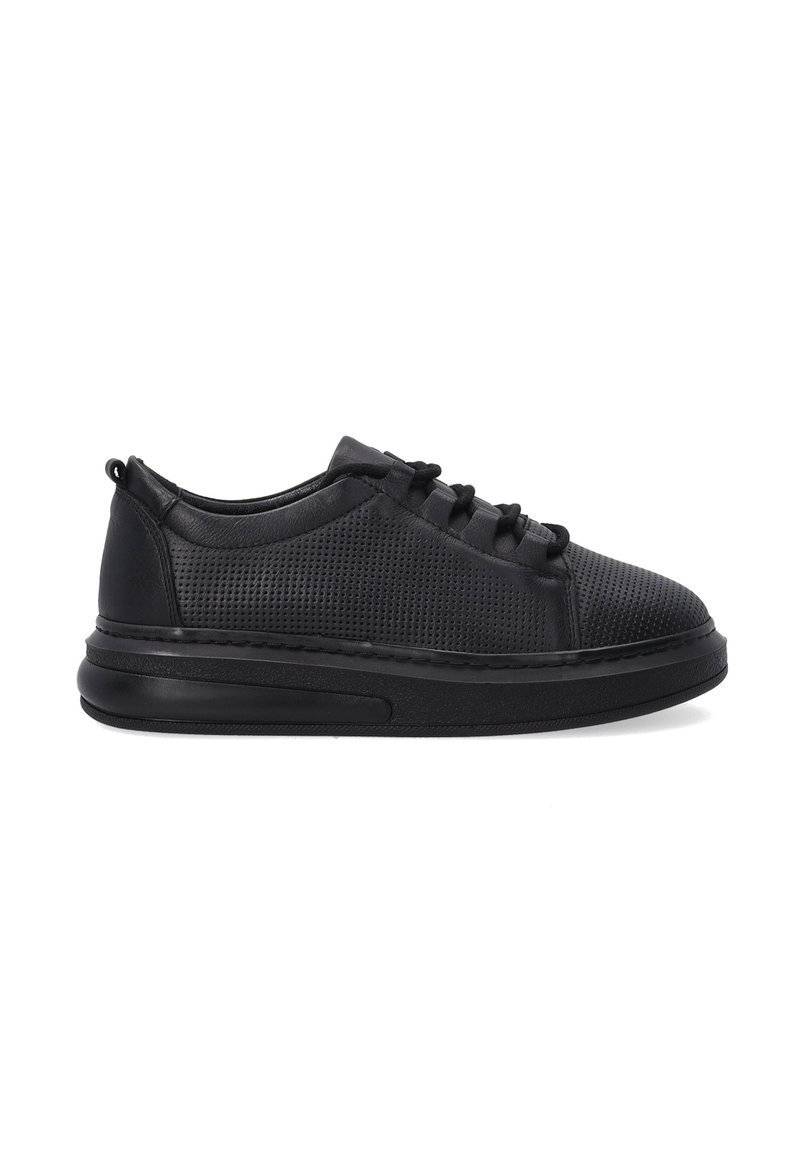 Schwarze Sneakers mit einem strukturierten Mesh-Obermaterial, flacher Schnürung und einer dicken Gummisohle. Mit glatten Akzenten und minimaler Nahtverarbeitung.