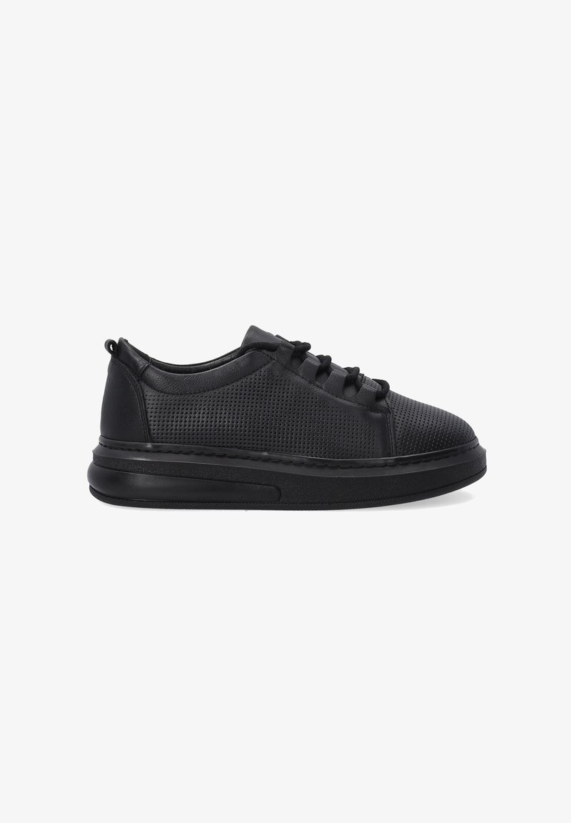Schwarze Sneakers mit einem strukturierten Mesh-Obermaterial, flacher Schnürung und einer dicken Gummisohle. Mit glatten Akzenten und minimaler Nahtverarbeitung.