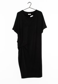 Robe noire à manches courtes, avec une coupe décontractée. Fabriquée en tissu doux, elle présente un détail de nœud drapé sur le côté gauche. Accrochée à un crochet noir.