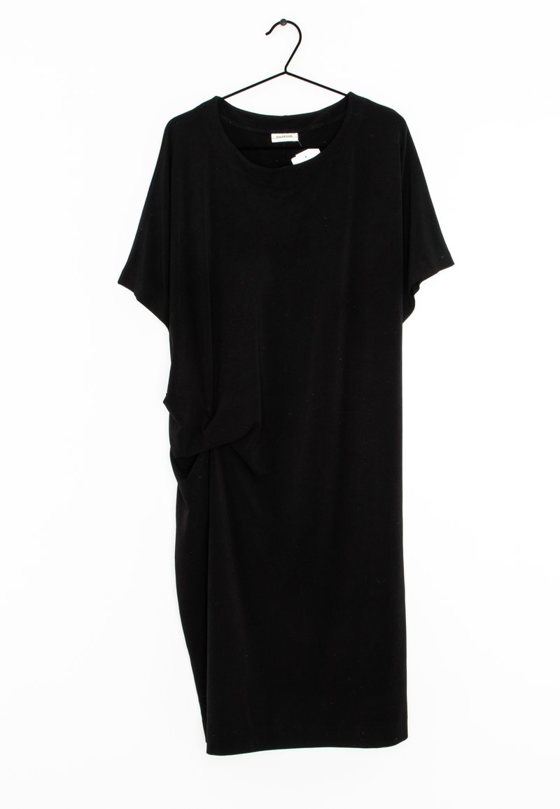 Robe noire à manches courtes, avec une coupe décontractée. Fabriquée en tissu doux, elle présente un détail de nœud drapé sur le côté gauche. Accrochée à un crochet noir.