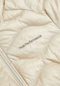 Peak Performance W HELIUM - Pūkinė striukė - beige
