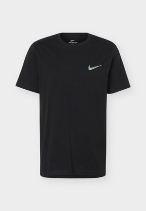 Tricou negru Nike cu mânecă scurtă, cu un mic logo Swoosh multicolor pe pieptul stâng și guler rotund.