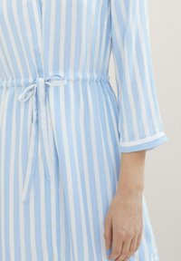 TOM TAILOR GESTREIFTES - Blousejurk - offwhite blue vertical stripe