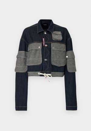 Donkerblauw en grijs cropped denim jack met meerdere met knopen afsluitbare zakken, een kraag, knopen aan de voorkant, en een witte trekkoord aan de zoom.