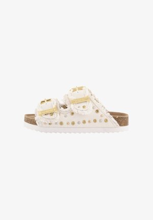 Sandalo bianco slip-on con due fasce in tessuto sfrangiate, fibbie dorate e borchie decorative dorate e argento su suola in sughero.