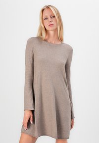 Robe longue à manches longues de couleur brun clair, en tissu doux, avec un décolleté rond et une coupe décontractée, tombant à mi-thigh avec une texture lisse.
