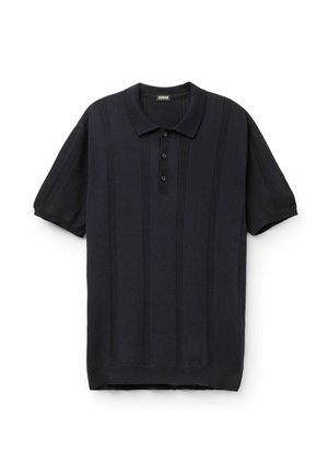 Zwart poloshirt met korte mouwen, voorzien van getextureerde verticale strepen en een drieknopsplooi, plat liggend op een witte achtergrond.
