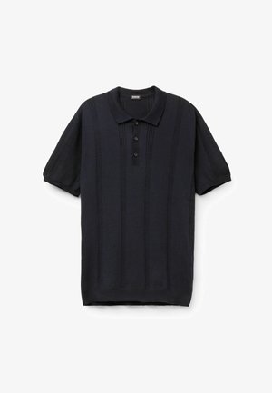 Polo negro de manga corta con rayas verticales texturizadas y tapeta de tres botones, colocado plano sobre un fondo blanco.
