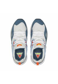 Sport Schuhe mit einem Obermaterial aus Netz in Weiß und Blau, orangefarbenen Akzenten und einem dreieckigen Logo. Gepolsterte Sohle und dekorative Nähdetails.