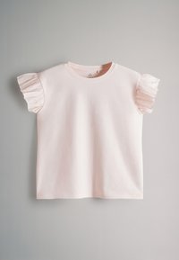 Lyserød kortærmet bluse med rund halsudskæring og flæseærmer med struktur, lagt fladt på en grå overflade.