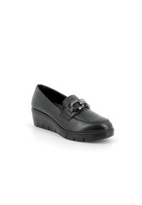 Scarpa con tacco a cuneo in pelle nera con punta arrotondata, caratterizzata da una fibbia decorativa in argento e una suola testurizzata per una migliore aderenza. Finitura liscia, design minimalista.