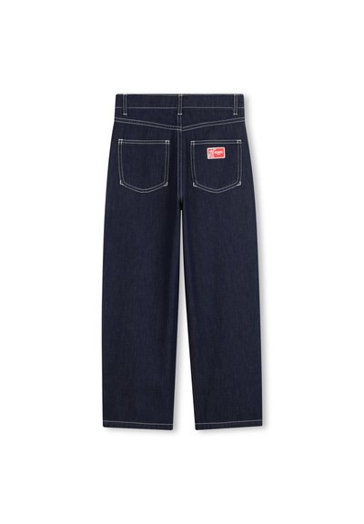 Donkerblauwe denim culottes met een hoge taille, twee achterzakken en een rood label op de rechterzak. Kenmerkende witte stiksel detail.