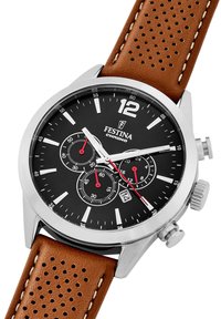 Orologio cronografo con quadrante nero, cassa in acciaio inossidabile argentato e cinturino in pelle perforata marrone. Presenta indici ore bianchi e finestra della data.