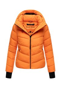 Orange vadderad jacka med dragkedja, huva och svarta detaljer. Har en kviltad design och elastiska ärmmuddar för extra värme.