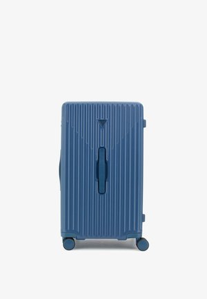 Blauer Hartschalenkoffer mit vertikal geriffelter Oberfläche, ausgestattet mit einem zentralen Griff, Rollen und einem dreieckigen Logo-Akzent an der Oberseite.