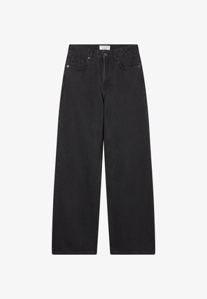 Czarne dżinsy o szerokich nogawkach, wykonane z denimu, z zapięciem na guzik, szlufkami na pasek oraz przednimi kieszeniami, o minimalistycznym wzornictwie i bez widocznych wzorów.