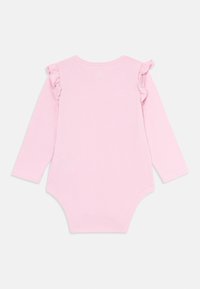 Svijetloružičasti dugih rukava baby bodysuit s detaljima od čipkastih volana na ramenima, prikazan sa stražnje strane na praznoj bijeloj pozadini.