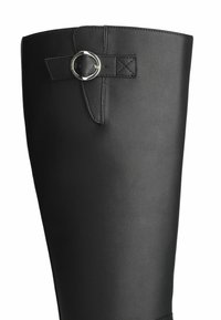 Zwarte hoge laars tot de knie, gemaakt van soepel leer. Heeft een ronde zilveren gesp en een banddetail aan de bovenkant nabij de opening.