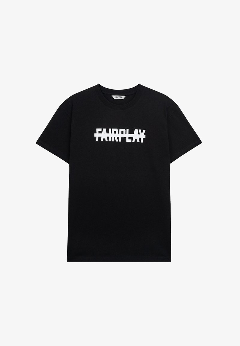 Čierne bavlnené tričko s krátkymi rukávmi, s výrazným bielym logom "FAIRPLAY" naprieč hrudníkom v modernom, štýlovanom písmene.