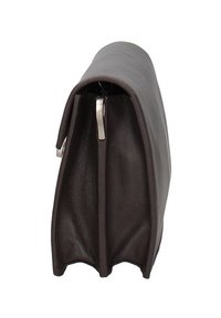 Valigia in pelle marrone scuro vista di lato, che mostra la larghezza sottile e il cursore della zip argentato nella parte superiore.