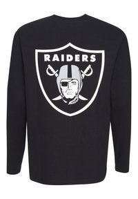 Svart långärmad tröja med en vit Raiders-logotyp, som föreställer ett ansikte med ögonlappar, omgivet av en sköld.