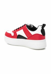 Zapatillas de plataforma rojas y blancas con acentos negros, material sintético suave, punta redonda y suela de goma texturizada. Incluye una cinta de agarre.