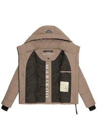 Beige pufferjack met een capuchon, met een zwarte binnenvoering, verticale logo aan de binnenzijde en een verzorgingslabel aan de zijkant.
