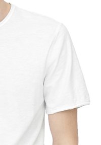 Weißes Baumwoll-T-Shirt mit kurzen Ärmeln und runder Ausschnitt. Weiche, glatte Textur und saubere, minimalistische Nähte an den Säumen.