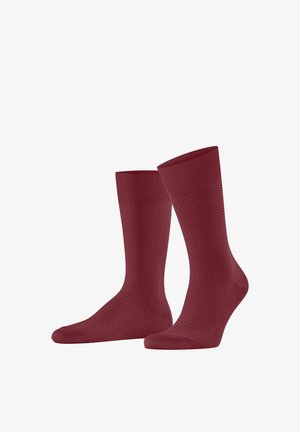 Paar aus bordeauxroten, strukturierten Kniestrümpfen mit gerippten Bündchen, aufrecht auf weißem Hintergrund präsentiert.