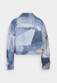 Klippt denimjacka med en lappad design i olika blå nyanser. Har en krage, långa ärmar och en etikett vid fållen.