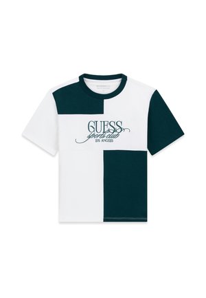 Koszulka z krótkim rękawem z czarno-białymi blokami kolorów i tekstem "GUESS sports club Los Angeles" z przodu.